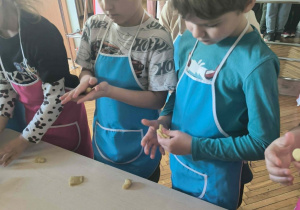 Chłopcy lepią w rękach flagę