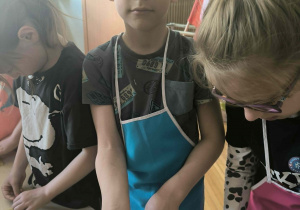 Chłopiec pokazuje flage z ciasta