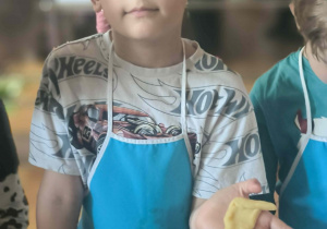 Chłopiec na ęku trzyma flagę z ciasta