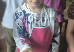 Dziewczynka na eku trzyma flagę z ciasta