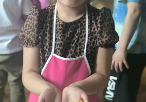 Dziewczynka pokazuje ulepioną flagę