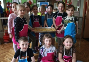 Dzieci z blachą ciastek w ksztalcie flagi