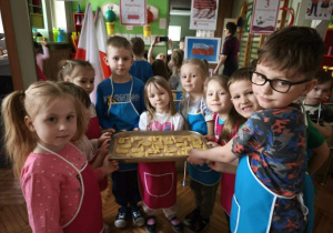 Dzieci z ciastkami w kształcie flagi