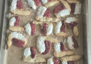 Udekorowane flagi z ciasta biało-czerwone