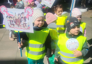 Dzieci z transparentami przed przedszkolem