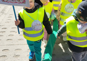 Dzieci idą w pochodzie