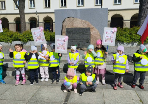 Dzieci pod pomnikiem na Starym Rynku
