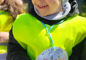 Dziecko z medalem o konstytucji