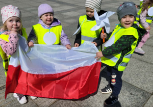 Dzieci z flagą Polski