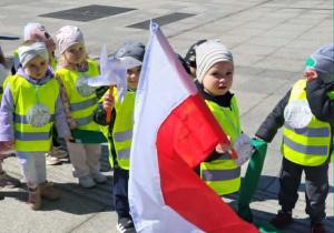 Dzieci idą z flagą Polski