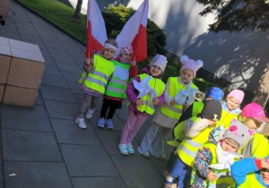 Dzieci stoją z dwoma flagami