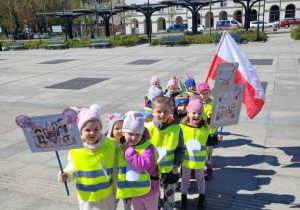 Dzieci ustawione do pochodu