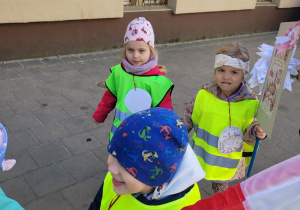 Dzieci idą z flagami